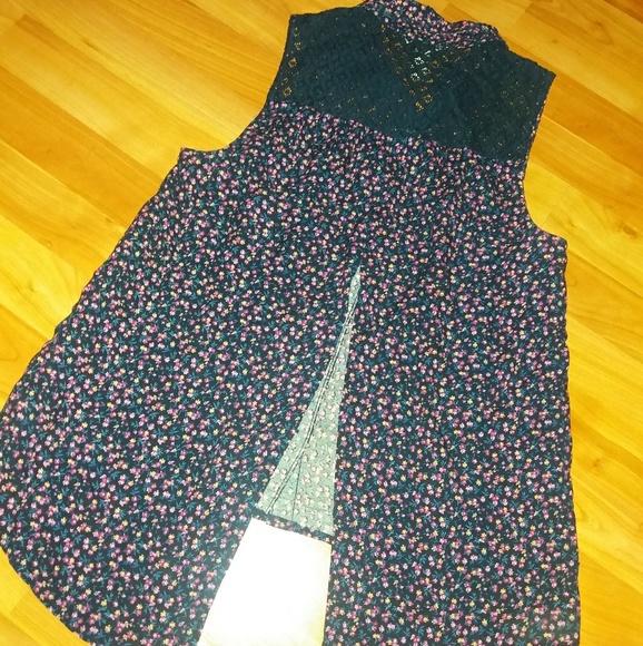 Floral pattern button down top - Picture 3 of 7